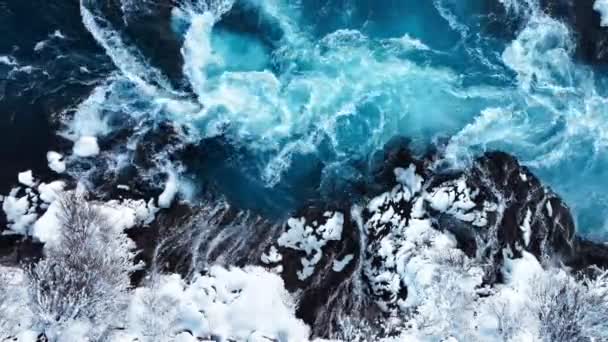清澈的绿松石水 川流不息的冰河 冰岛的瀑布 冬季冰冻的瀑布 冬季冰雪奇幻的位置 受欢迎的旅游胜地 — 图库视频影像