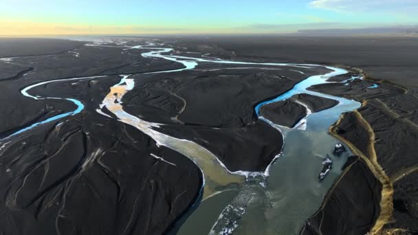 冰岛的冰川河 在黑色火山灰沙丘之间奔流 自然水型 自然艺术理念 美丽迷人的空中景观4K — 图库视频影像