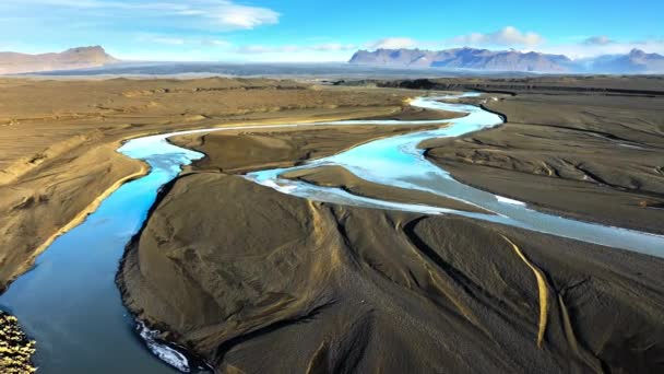アイスランドの氷河 高速川は黒い火山砂 自然水パターン 自然アートコンセプト 美しい魔法の風景4Kの砂丘の間に流れます — ストック動画
