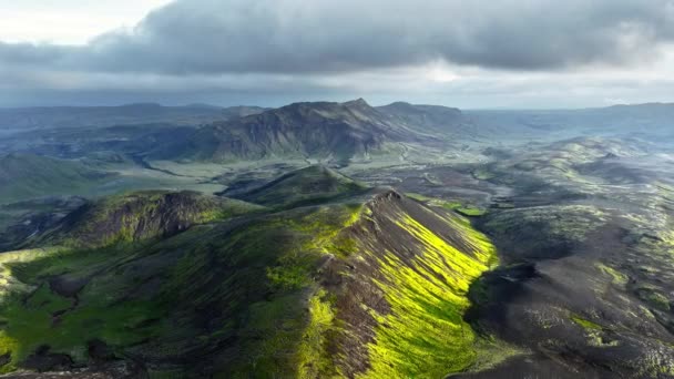 巨大な黒い火山の丘 珍しい自然の風景 アイスランドの高地の自然の光で覆われた山々 — ストック動画