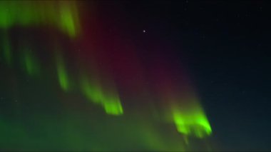 Aurora Borealis, İzlanda 'da Kuzey Işıkları, Yıldızların Zaman Hızı, Astronomik Fenomen, Güneş Rüzgarı, Dünya Elektromanyetik Alanı ile Gerçek Gece Gökyüzü. Yüksek kalite 4k görüntü