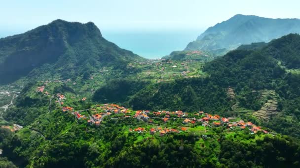 Εναέρια Πάνω Από Μικρή Πόλη Village Στο Βουνό Κατά Διάρκεια — Αρχείο Βίντεο
