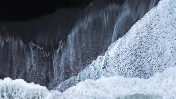 파도와 해변의 세렌과 조용한 아이슬란드의 유명한 랜드마크 고품질 — 비디오