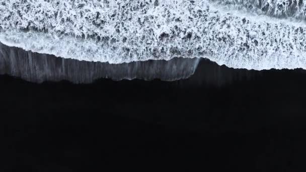 Widok Lotu Ptaka Czarną Plażę Wulkaniczną Rozbijającymi Się Falami Spokojny — Wideo stockowe