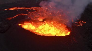 İzlanda 'da yanardağ patlaması, akışkan kırmızı lav nehri, inanılmaz doğa fenomeni, Reykjanes yarımadasında Litli Hrutur volkanik patlamasının muhteşem havası. Yüksek kalite 4k görüntü