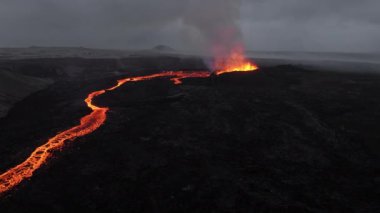 İzlanda 'da yanardağ patlaması, akışkan kırmızı lav nehri, inanılmaz doğa fenomeni, Reykjanes yarımadasında Litli Hrutur volkanik patlamasının muhteşem havası. Yüksek kalite 4k görüntü