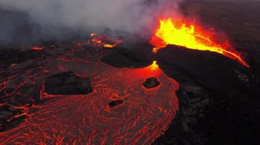 İzlanda 'da yanardağ patlaması, akışkan kırmızı lav nehri, inanılmaz doğa fenomeni, Reykjanes yarımadasında Litli Hrutur volkanik patlamasının muhteşem havası. Yüksek kalite 4k görüntü