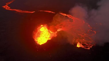 İzlanda 'da yanardağ patlaması, akışkan kırmızı lav nehri, inanılmaz doğa fenomeni, Reykjanes yarımadasında Litli Hrutur volkanik patlamasının muhteşem havası. Yüksek kalite 4k görüntü