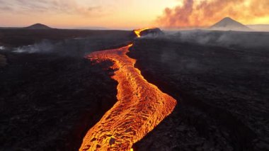 İzlanda 'da yanardağ patlaması, akışkan kırmızı lav nehri, inanılmaz doğa fenomeni, Reykjanes yarımadasında Litli Hrutur volkanik patlamasının muhteşem havası. Yüksek kalite 4k görüntü