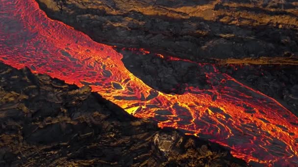 Vulkánkitörés Izlandon Áramló Vörös Forró Láva Folyó Hihetetlen Természeti Jelenség — Stock videók