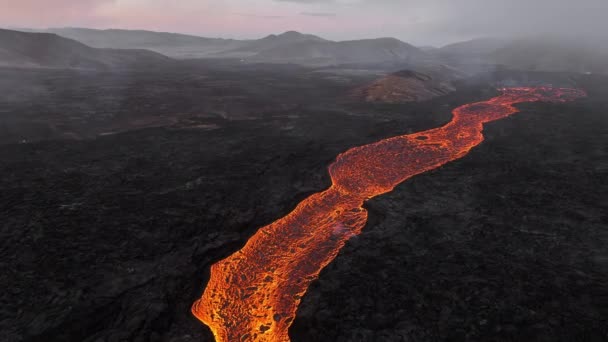 Vulkaanuitbarsting Ijsland Stromende Red Hot Lava Rivier Ongelooflijk Natuurfenomeen Spectaculaire — Stockvideo