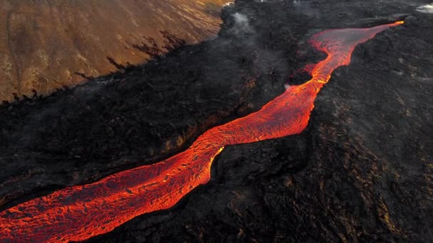 Tulivuorenpurkaus Islannissa Virtaava Red Hot Lava Joki Uskomaton Luontoilmiö Dramaattinen — kuvapankkivideo