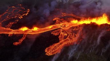 İzlanda 'da yanardağ patlaması, akışkan kırmızı lav nehri, inanılmaz doğa fenomeni, Reykjanes yarımadasında Litli Hrutur volkanik patlamasının muhteşem havası. Yüksek kalite 4k görüntü