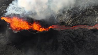 İzlanda 'da yanardağ patlaması, akışkan kırmızı lav nehri, inanılmaz doğa fenomeni, Reykjanes yarımadasında Litli Hrutur volkanik patlamasının muhteşem havası. Yüksek kalite 4k görüntü