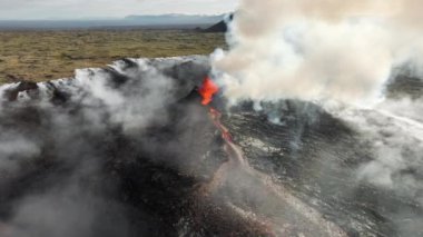 İzlanda 'da yanardağ patlaması, akışkan kırmızı lav nehri, inanılmaz doğa fenomeni, Reykjanes yarımadasında Litli Hrutur volkanik patlamasının muhteşem havası. Yüksek kalite 4k görüntü