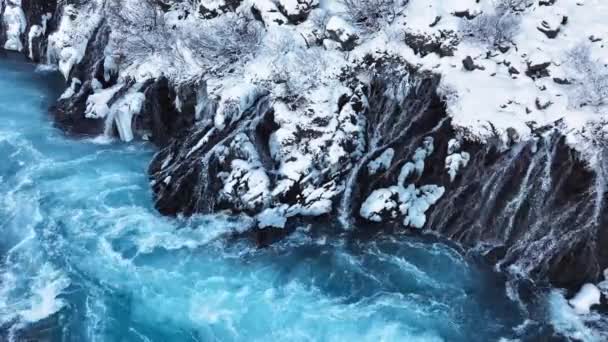 冰岛的瀑布 冬季有冰河的雪山 冬季有冰雪的神奇时间地点 有巨大水流的蓝色冰川水 清澈的风景 Hraunfossar 4K镜头 — 图库视频影像