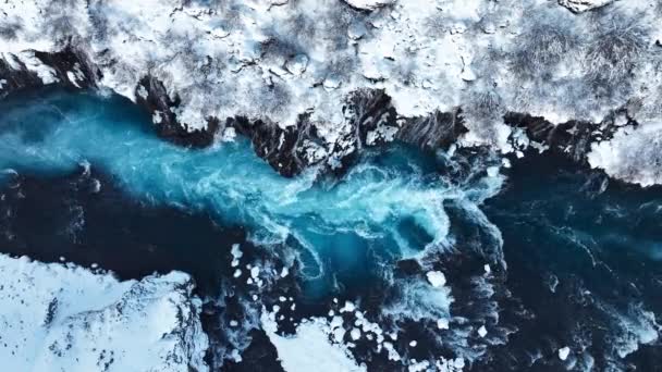 Vattenfall Island Snöiga Berget Med Kall Flod Vintern Magiska Vintertid — Stockvideo