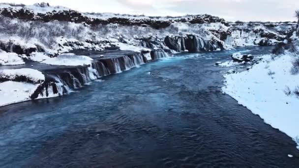 Cachoeira Islândia Montanha Nevada Com Rio Frio Inverno Magical Winter — Vídeo de Stock