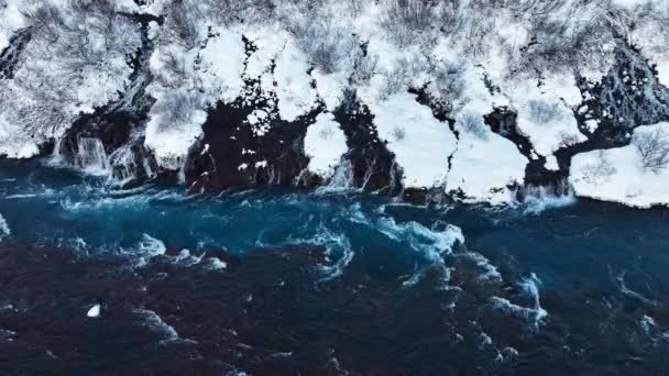 Wasserfall Island Verschneiter Berg Mit Kaltem Fluss Winter Magische Winterzeit — Stockvideo