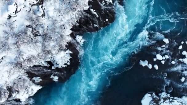 冰岛的瀑布 冬季有冰河的雪山 冬季有冰雪的神奇时间地点 有巨大水流的蓝色冰川水 清澈的风景 Hraunfossar 4K镜头 — 图库视频影像