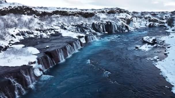 Cascada Islandia Montaña Nevada Con Río Frío Invierno Tiempo Mágico — Vídeo de stock