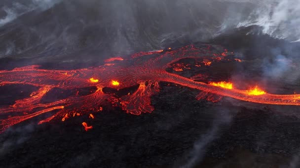 アイスランドの火山噴火 赤い熱いラバ川 信じられないほどの自然現象 レイジャン半島の劇的なリトリウス火山噴火の壮大な空中 高品質の4K映像 — ストック動画