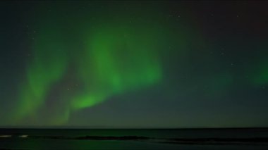 Aurora Borealis, İzlanda 'da Kuzey Işıkları, Yıldızların Zaman Hızı, Astronomik Fenomen, Güneş Rüzgarı, Dünya Elektromanyetik Alanı ile Gerçek Gece Gökyüzü. Yüksek kalite 4k görüntü