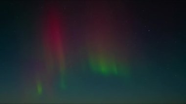 Aurora Borealis, İzlanda 'da Kuzey Işıkları, Yıldızların Zaman Hızı, Astronomik Fenomen, Güneş Rüzgarı, Dünya Elektromanyetik Alanı ile Gerçek Gece Gökyüzü. Yüksek kalite 4k görüntü