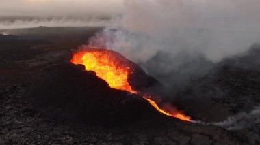 İzlanda 'da yanardağ patlaması, Flying Red Hot Lava River, Incredible Nature Phenomenon, Reykjanes Yarımadası' nda dramatik volkanik patlamanın muhteşem havası. 4k