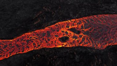 İzlanda 'da yanardağ patlaması, Flying Red Hot Lava River, Incredible Nature Phenomenon, Reykjanes Yarımadası' nda dramatik volkanik patlamanın muhteşem havası. 4k