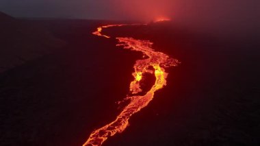 İzlanda 'da yanardağ patlaması, Flying Red Hot Lava River, Incredible Nature Phenomenon, Reykjanes Yarımadası' nda dramatik volkanik patlamanın muhteşem havası. 4k