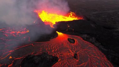 İzlanda 'da yanardağ patlaması, Flying Red Hot Lava River, Incredible Nature Phenomenon, Reykjanes Yarımadası' nda dramatik volkanik patlamanın muhteşem havası. 4k