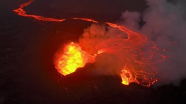 İzlanda 'da yanardağ patlaması, Flying Red Hot Lava River, Incredible Nature Phenomenon, Reykjanes Yarımadası' nda dramatik volkanik patlamanın muhteşem havası. 4k