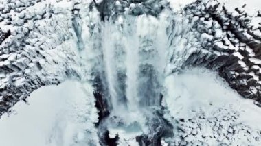 Kışın donmuş şelale, kar ve buzun büyülü bir yeri, büyük bir akıntısı olan saf buzul suyu. Yüksek kalite 4k görüntü