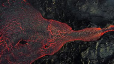 İzlanda 'da yanardağ patlaması, akışkan kırmızı lav nehri, inanılmaz doğa fenomeni, Reykjanes yarımadası 2024' te dramatik volkanik patlamanın muhteşem havası.