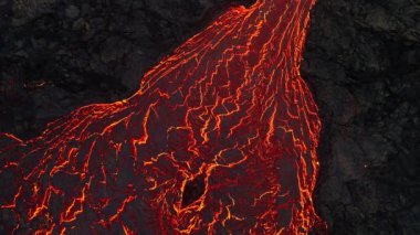 İzlanda 'da yanardağ patlaması, akışkan kırmızı lav nehri, inanılmaz doğa fenomeni, Reykjanes yarımadası 2024' te dramatik volkanik patlamanın muhteşem havası.