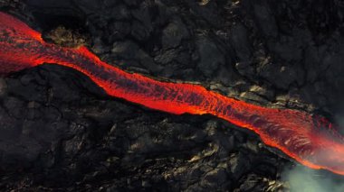 İzlanda 'da yanardağ patlaması, akışkan kırmızı lav nehri, inanılmaz doğa fenomeni, Reykjanes yarımadası 2024' te dramatik volkanik patlamanın muhteşem havası.