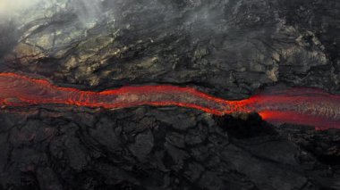 İzlanda 'da yanardağ patlaması, akışkan kırmızı lav nehri, inanılmaz doğa fenomeni, Reykjanes yarımadası 2024' te dramatik volkanik patlamanın muhteşem havası.