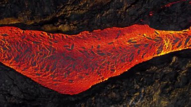 İzlanda 'da yanardağ patlaması, akışkan kırmızı lav nehri, inanılmaz doğa fenomeni, Reykjanes yarımadasında Litli Hrutur volkanik patlamasının muhteşem havası. Yüksek kalite 4k görüntü