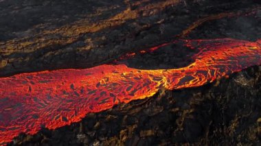 Volkan patlaması, İzlanda 'da yerden kızgın lav püskürmesi, insansız hava aracı magma nehrinin üzerinde uçması. Litli Hrutur Patlaması 2023. Yüksek kalite 4k görüntü