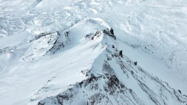 Dik tepeler buz ve karla kaplıdır ve vadiler bulutlar ve sisle örtülüdür. Yüksek kalite 4k görüntü