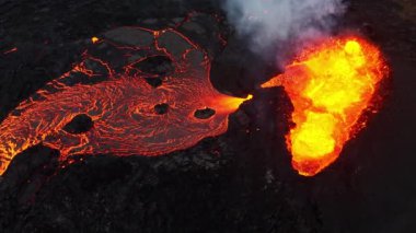 Jeolojik Fenomen: Lav, Alev, Duman ve Gaz 'ın Yoğun Gösterisini Gösteren Bir Volkanın Patlamasını Etkileyici Bir Manzara