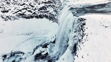 Godafoss, İzlanda 'daki ünlü şelale, kışın donmuş şelale, kar ve buzun olduğu büyülü bir yer, büyük akıntısı olan saf buzul suyu. Yüksek kalite 4k görüntü
