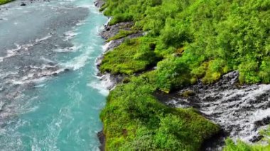 İzlanda 'da şelale, yaz mevsiminde birçok deresi olan soğuk turkuaz buzul nehri, destansı hava manzarası. 4k 