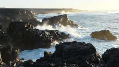 Kıyıya devasa dalgalar çarpar İzlanda 'da Rocky Okyanusu kıyıları, Basalt kayaları tehlikeli kayaların üzerinde dalgaların müthiş gücü. Yüksek kalite 4k görüntü