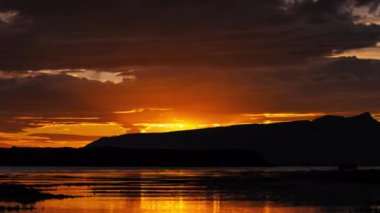 İzlanda Dağlarında Dramatik Gün Batımı, Timelapse 'de Destansı Bulutlar Hareket Ediyor. RAW 'da çekildi. Yüksek kalite 4k görüntü