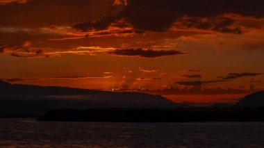 İzlanda Dağlarında Dramatik Gün Batımı, Timelapse 'de Destansı Bulutlar Hareket Ediyor. RAW 'da çekildi. Yüksek kalite 4k görüntü