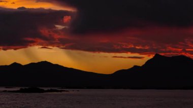 İzlanda Dağlarında Dramatik Gün Batımı, Timelapse 'de Destansı Bulutlar Hareket Ediyor. RAW 'da çekildi. Yüksek kalite 4k görüntü