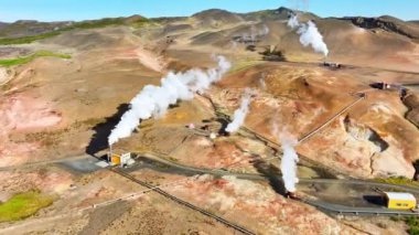İzlanda 'da Resimli Volkanik Manzarada Çalışan Modern Jeotermal Enerji Santrali Sıcak Beyaz Buhar Dumanı Yenilenebilir Pipes Yeşil Enerji Hava Görünümünden Gelmektedir. Yüksek kalite 4k