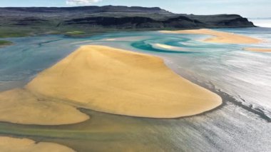 Okyanustaki kumsal, gezegendeki cennet, muhteşem bir manzara, İzlanda 'daki güzel sarı kum, seyahat ve yaz tatili konsepti. Yüksek kalite 4k görüntü